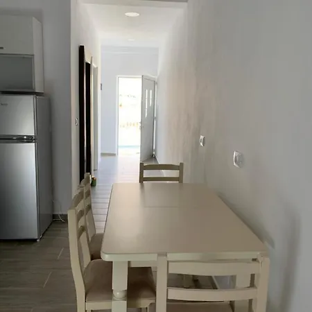 Arnoale's House בית הארחה *