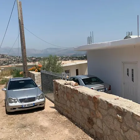 Arnoale's House בית הארחה